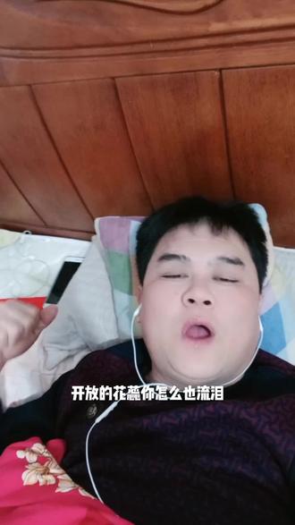 躺在床上拍抖音