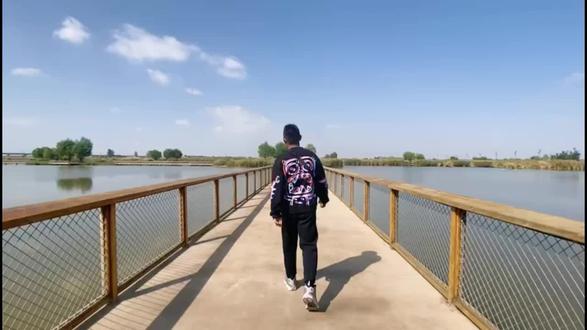 生活还在继续,要继续向前大步走.#背影 - 抖音