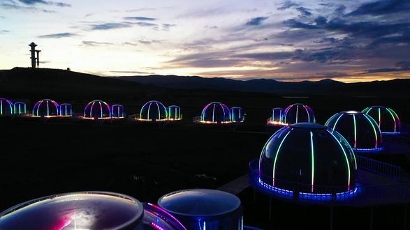 星空房厂家 #星空房民宿 傍晚的晚霞与草原星空房的灯光辉映,吸引