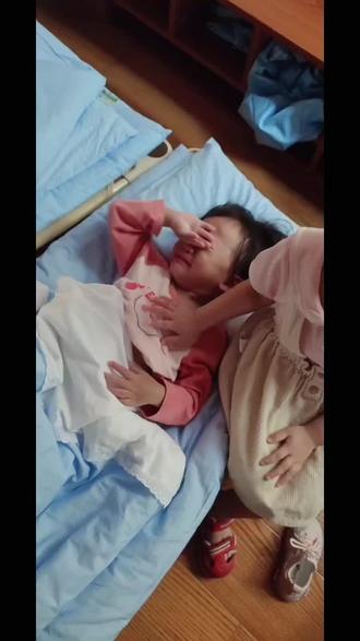 麦兜在幼儿园帮老师哄小朋友睡觉