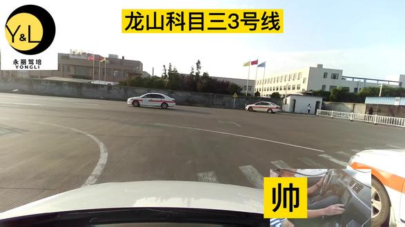 孤独爱上了酒,寂寞爱上了烟